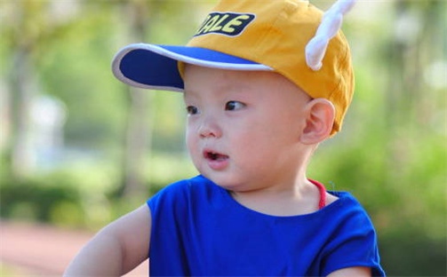 董姓2025年12月08日出生男宝宝的五行取名详解