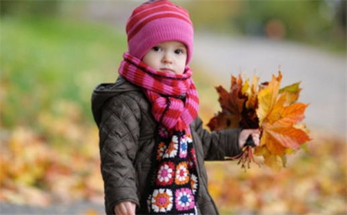 金姓2025/11/25出生女宝宝起名全攻略：名字推荐与禁忌字分析